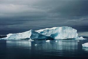 icebergs flotante en el agua a puesta de sol foto