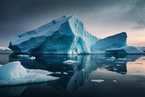 icebergs flotante en el agua a puesta de sol foto