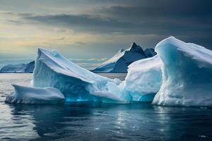 icebergs flotador en el agua a puesta de sol foto