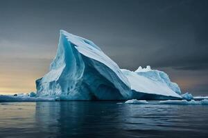 icebergs flotador en el agua a puesta de sol foto