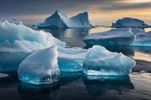 icebergs flotador en el agua a puesta de sol foto