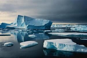 icebergs flotante en el agua a puesta de sol foto