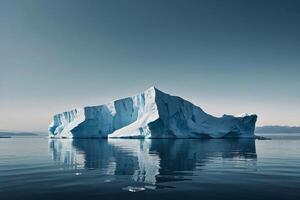 icebergs flotante en el agua a puesta de sol foto