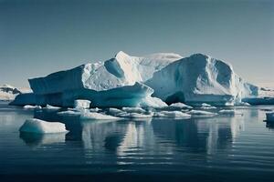 icebergs flotante en el agua con oscuro nubes foto