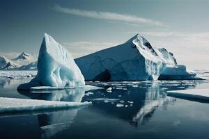 icebergs flotante en el agua con oscuro nubes foto