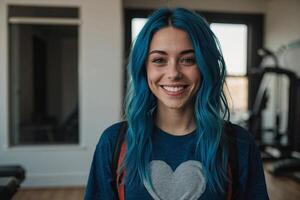 un mujer con azul pelo sonriente a el cámara foto