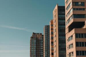 un grupo de alto edificios en un ciudad foto