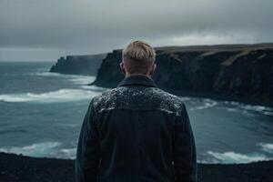 hombre en pie en el borde de un acantilado con vista a el irlandesa paisaje foto