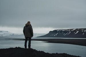 hombre en pie en el borde de un acantilado con vista a el irlandesa paisaje foto