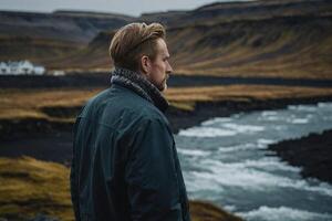 hombre en verde chaqueta mirando a el río en Islandia foto