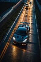 un Deportes coche conducción en un mojado la carretera a noche foto