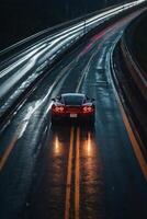 un Deportes coche conducción en un mojado la carretera a noche foto