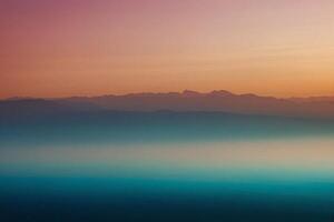 un montaña rango con un puesta de sol en el antecedentes foto