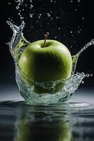 un manzana es salpicaduras dentro el agua foto