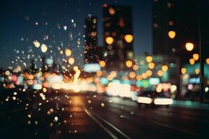 un ver de el calle a noche con lluvia gotas en el ventana foto
