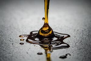petróleo goteo desde un botella en un mesa foto