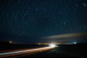 estrella caminos terminado un autopista a noche foto