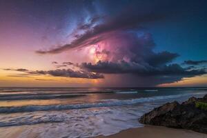 un vistoso Tormentoso cielo terminado el Oceano y arena foto