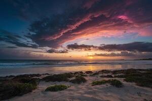 un arco iris terminado el Oceano a noche foto