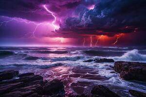 relámpago huelgas el Oceano en contra un púrpura cielo foto