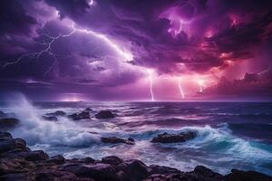 relámpago huelgas el Oceano en contra un púrpura cielo foto