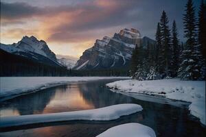 un río fluye mediante un Nevado paisaje a puesta de sol foto