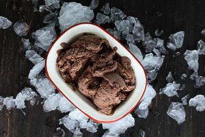 hecho en casa chocolate hielo crema con chocolate papas fritas foto