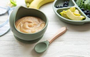 sano bebé comida en cuenco foto