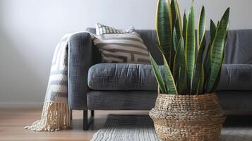 acogedor y atractivo de inspiración escandinava vivo habitación con lozano plantas de interior y cómodo sofá decoración foto