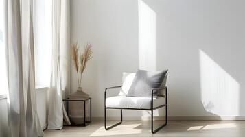 minimalista vivo espacio bañado en luz de sol presentando un moderno Sillón y metal lado mesa foto