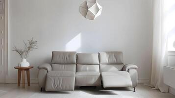 minimalista vivo habitación con moderno ligero gris cuero sillón reclinable sofá y geométrico colgante lámpara foto