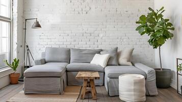 minimalista elegancia Satisface escandinavo comodidad un gris lino en forma de l sofá adorna un cálido, atractivo vivo espacio con blanco ladrillo paredes y industrial foto