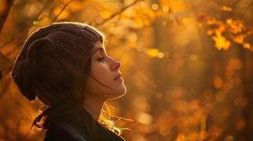 otoños abrazo pacífico mujer en acogedor tejer gorra absorbido por dorado bosque follaje foto