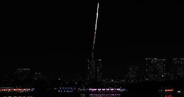een nacht vuurwerk in de buurt regenboog brug Bij de stedelijk stad in tokyo breed schot video