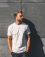 joven adulto hombre modelo en blanco blanco t camisa para diseño Bosquejo foto