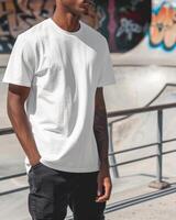 joven adulto hombre modelo en blanco blanco t camisa para diseño Bosquejo foto