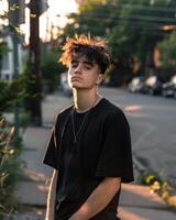 joven caucásico adulto en blanco negro t camisa foto