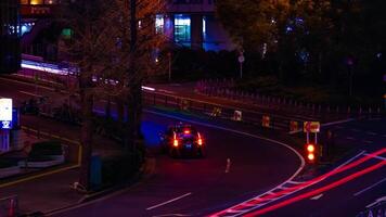 en natt Timelapse av de neon gata på de stadens centrum i shibuya tokyo lång skott video