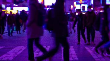 une nuit laps de temps de le néon rue à le centre ville dans akihabara tokyo large coup video