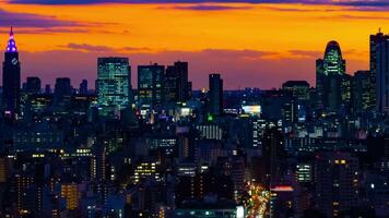 een schemer timelapse van stadsgezicht in tokyo hoog hoek lang schot pannen video