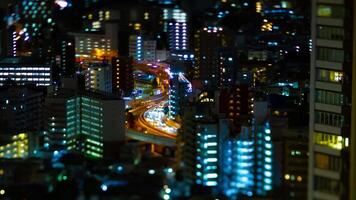 en natt Timelapse av motorväg på de urban stad i tokyo tiltshift video