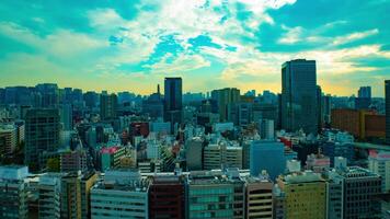 een timelapse van stadsgezicht Bij de stedelijk stad in tokyo breed schot hoog hoek zoom video