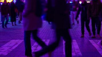 uma noite espaço de tempo do a néon rua às a centro da cidade dentro akihabara Tóquio grandes tiro panning video