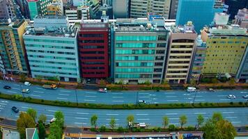 une laps de temps de rue à le Urbain ville dans tokyo haute angle large coup panoramique video