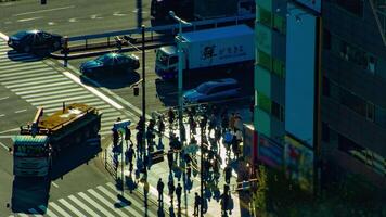 ein Zeitraffer von Straße beim das städtisch Stadt im Tokyo hoch Winkel lange Schuss Schwenken video