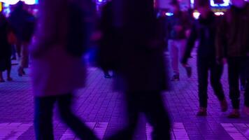 en natt Timelapse av de neon gata på de stadens centrum i akihabara tokyo lång skott zoom video