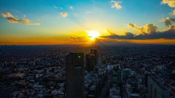 een zonsondergang timelapse van panoramisch stedelijk stadsgezicht in tokyo hoog hoek breed schot kantelen video