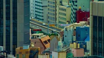 en Timelapse av motorväg på de urban stad i tokyo lång skott hög vinkel zoom video