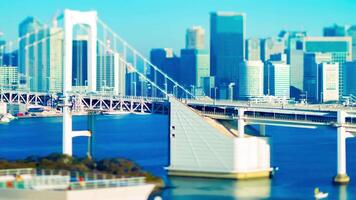 uma espaço de tempo do ponte rodovia às a urbano cidade dentro Tóquio inclinação ampliação video