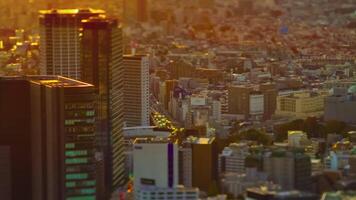 ein Sonnenuntergang Zeitraffer von Miniatur städtisch Stadtbild im Tokyo hoch Winkel Kippverschiebung kippen video